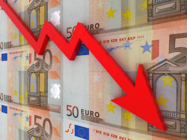 istock Euro falling money finance crisis 1383882216