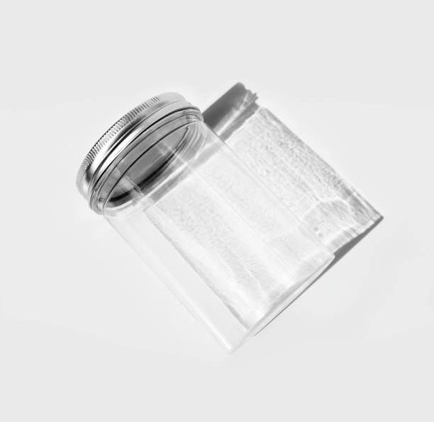 fotografia minimalista de um frasco transparente. fotografia conceito mínimo do vidro para arte de parede - transparent ideas lid glass - fotografias e filmes do acervo