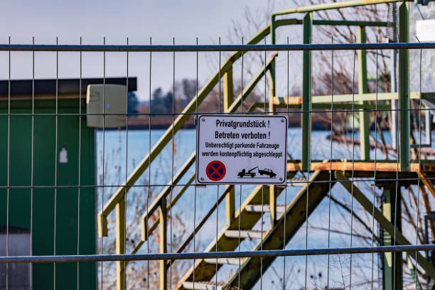 german sign do not enter private property, vehicles parked without authorization will be towed away - river orwell imagens e fotografias de stock