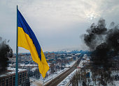 Die Luftaufnahme der ukrainischen Flagge im Winter