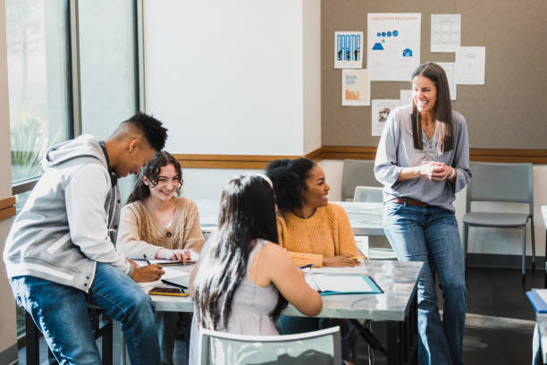 il professore si impegna con gli studenti - educazione secondaria di scuola media foto e immagini stock