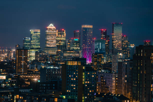 the city of london skyline at night, regno unito - millennium dome foto e immagini stock