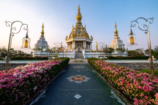 sanctuaire au milieu de l’étang, temple thung setthi, temple magnifique et célèbre, khon kaen, thaïlande, 6 mars 2022. - open photos et images de collection
