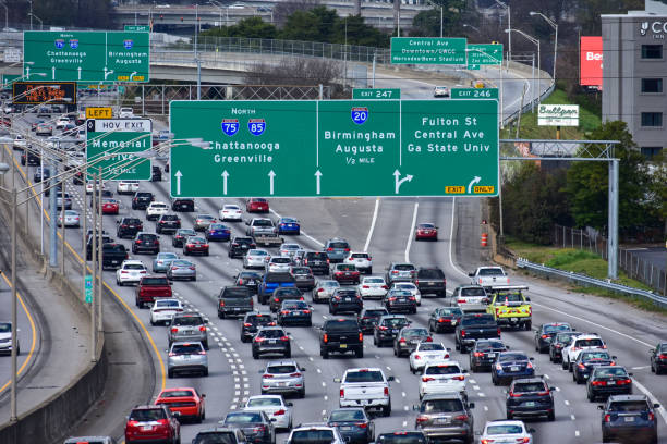 starker verkehr in der innenstadt von atlanta georgia - autobahnkreuz stock-fotos und bilder