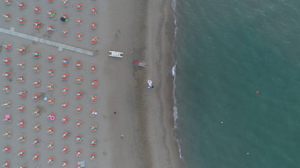 이탈리아, 레시나, 가르가노 (포기아), 일몰, 해변, 레시나, 가르가노 (포지아)에서 촬영 한 비디오 촬영 11/11/2019 - spiaggia grande cliff beach landscape 뉴스 사진 이미지