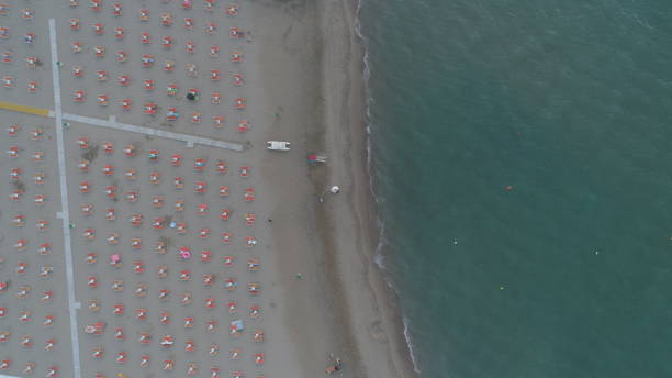 이탈리아, 레시나, 가르가노 (포지아), 일몰, 해변, 레시나, 가르가노 (포지아)에서 촬영 한 비디오 촬영 08/14/2020 - spiaggia grande cliff beach landscape 뉴스 사진 이미지