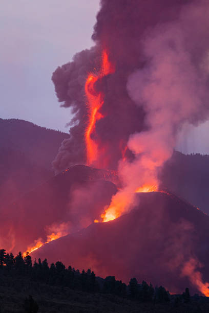 извержение вулкана кумбре вьеха. вулканический конус и вулканические бомбы, идущие на рассвете, огромное количество газа и камней. - volcano erupting lava fire стоковые фото и изображения