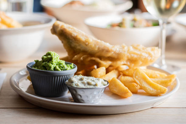 british pub food - fish & chips; arrosto della domenica - refreshment dinner table vegetable foto e immagini stock