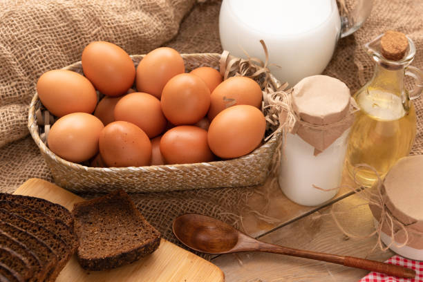 productos caseros, huevos, pan, leche y crema agria. - huevo de codorniz fotografías e imágenes de stock