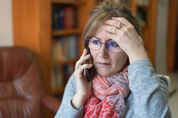 白人女性が電話で話し、心配そうな顔で悪い知らせを受け取る。 - frustration emotional stress surprise women ストックフォトと画像