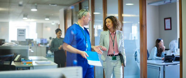 reunión de negocios con médico - adminstrator fotografías e imágenes de stock