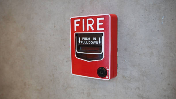 awaryjny system sygnalizacji pożaru lub alarm lub alarm lub dzwonek ostrzegawczy używać sprzętu w przypadku pożaru (ręczna stacja ciągnąca). - bell pull zdjęcia i obrazy z banku zdjęć