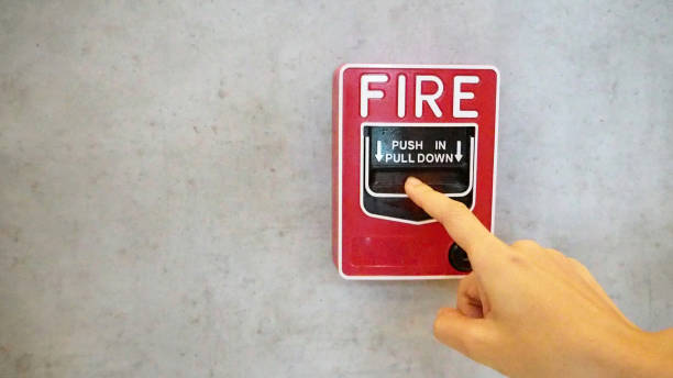 sygnalizator alarmu pożarowego lub sprzęt ostrzegawczy lub ostrzegawczy dzwonkiem oraz ręczne używanie w przypadku pożaru. - bell pull zdjęcia i obrazy z banku zdjęć