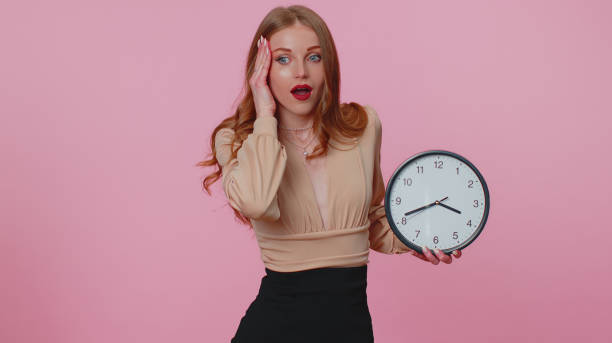zdezorientowana kobieta z lękiem sprawdzająca czas na zegarze, spóźniająca się do pracy, opóźniona, termin - checking the time time clock women zdjęcia i obrazy z banku zdjęć