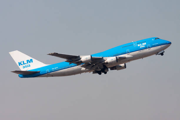 samolot pasażerski klm royal dutch airlines boeing 747-400 ph-bfp odlatuje i startuje na lotnisku chek lap kok w hongkongu - boeing boeing 747 airplane cargo container zdjęcia i obrazy z banku zdjęć