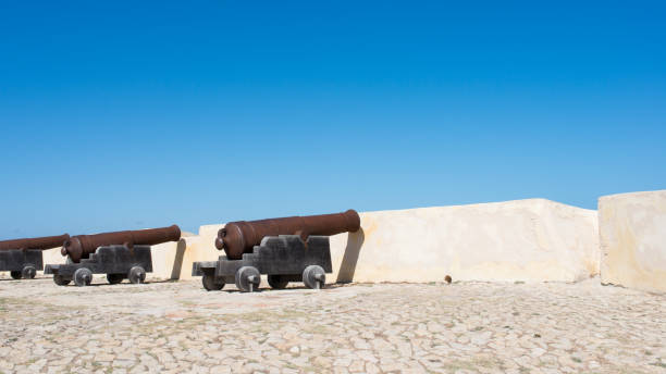 antichi canyon di difesa presso la fortezza di sagres, portogallo - sagres foto e immagini stock