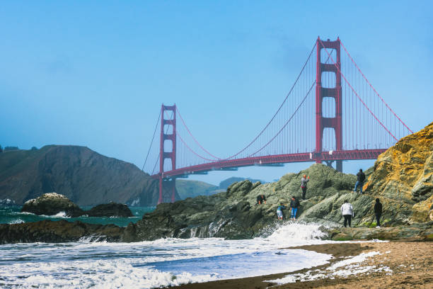 vista do oceano pacífico perto da ponte golden gate - baker beach - fotografias e filmes do acervo