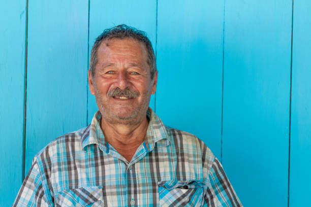 retrato feliz do agricultor latino equatoriano masculino em uma zona rural na região amazônica em arapicos, morona santiago, equador, américa latina. - santiago morona - fotografias e filmes do acervo