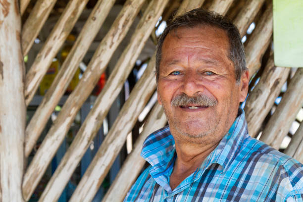 retrato feliz do agricultor latino equatoriano masculino em uma zona rural na região amazônica em arapicos, morona santiago, equador, américa latina. - santiago morona - fotografias e filmes do acervo