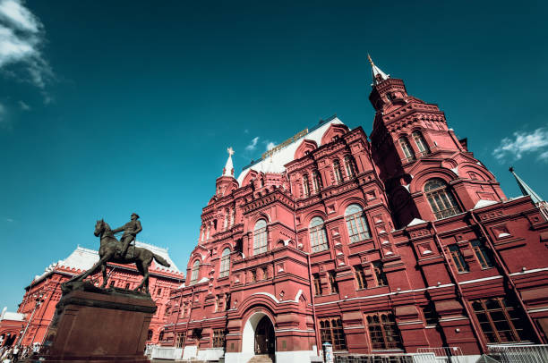 вид сбоку на конную статую генерала георгия жукова перед кремлем, россия - marshal arts стоковые фото и изображения