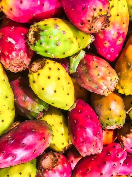 istock fruit of sharon barberry fig pile 1384054587