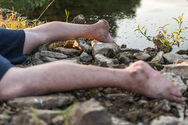 물 속에서 시체, 죽은 사람의 시체는 연못 근처 호수에 의해 발견되었다, 익사 한 사람이 발견되었다 - floating on water water women wet 뉴스 사진 이미지