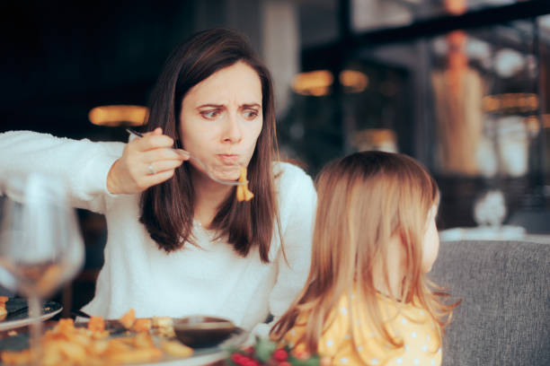 wütende mutter zwingt ihr kleines kleinkind ohne appetit - eating obsessive child toddler stock-fotos und bilder