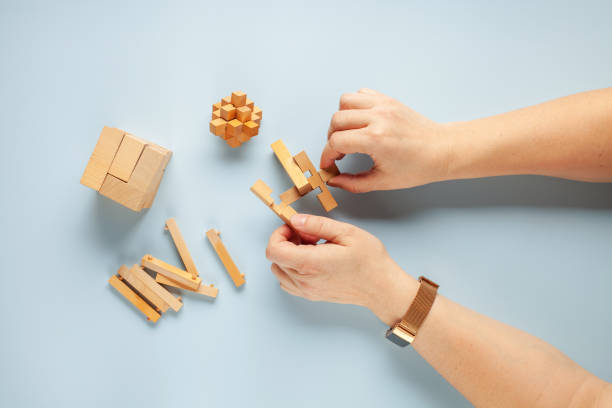 木製のテーブルゲームブロックのパズルの抽象的と青の背景上のコンポーネント。トップビュー - cube puzzle three dimensional shape block ストックフォトと画像