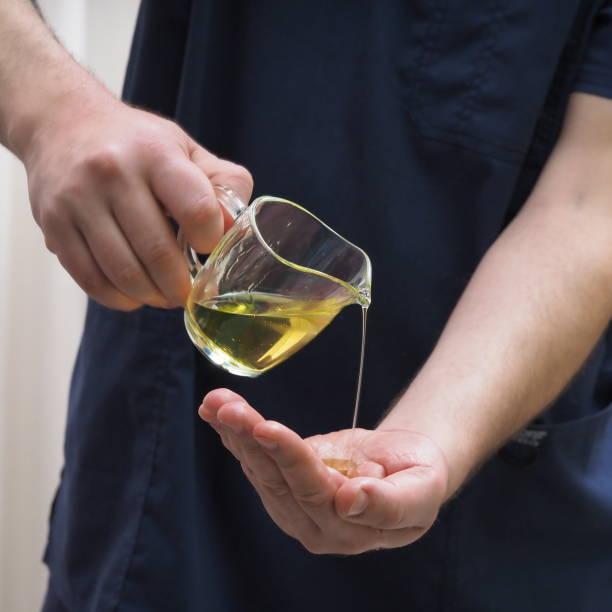 istock masseur drips oil on his hand 1384141504