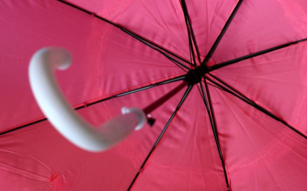 różowy parasol widok od wewnątrz. - drink umbrella umbrella pink paper zdjęcia i obrazy z banku zdjęć