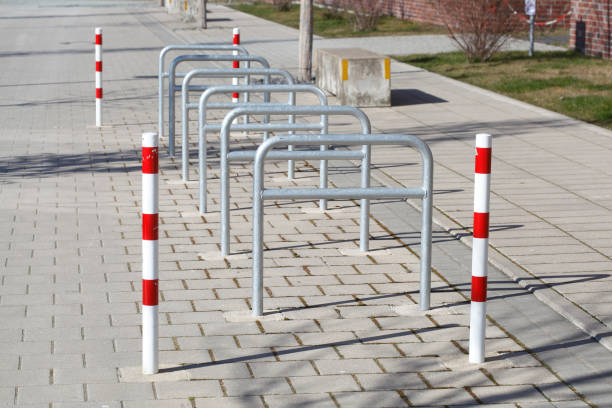 supporto per bicicletta in metallo brillante, germania, europa - fahrad foto e immagini stock