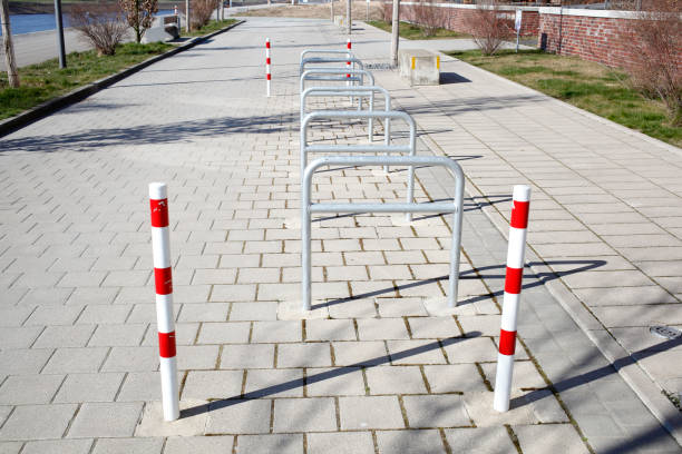 supporto per bicicletta in metallo brillante, germania, europa - fahrad foto e immagini stock