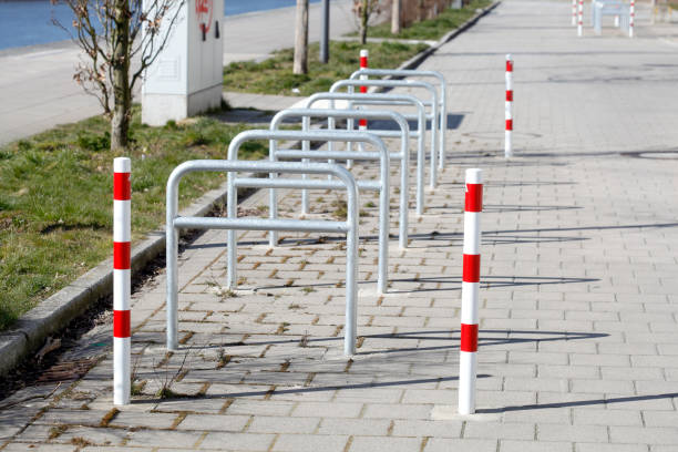 supporto per bicicletta in metallo brillante, germania, europa - fahrad foto e immagini stock