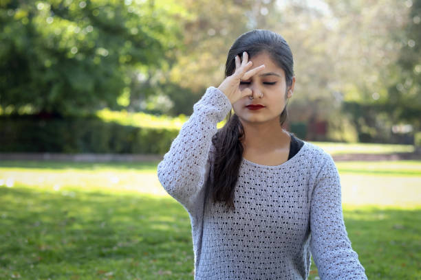 ragazza che pratica anulom vilom yoga nel parco. - pranayama foto e immagini stock