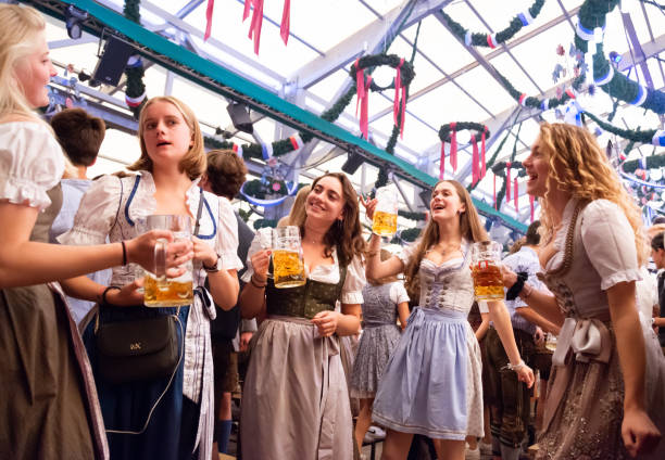 bierzelt, oktoberfest in münchen - german culture oktoberfest dancing lederhosen stock-fotos und bilder