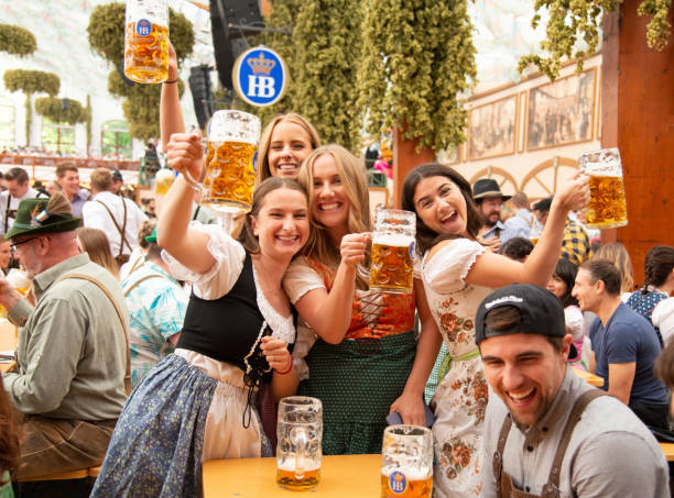 barraca da cerveja, octoberfest em munich, alemanha - lederhosen oktoberfest beer dancing - fotografias e filmes do acervo