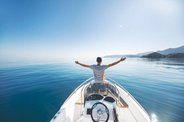 giovane che cavalca sul motoscafo - speedboat leisure activity relaxation recreational boat foto e immagini stock