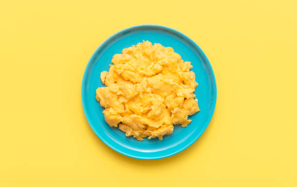 파란색 접시에 계란을 스크램블, 노란색 테이블에 상단 보기. - decor yellow white blue 뉴스 사진 이미지