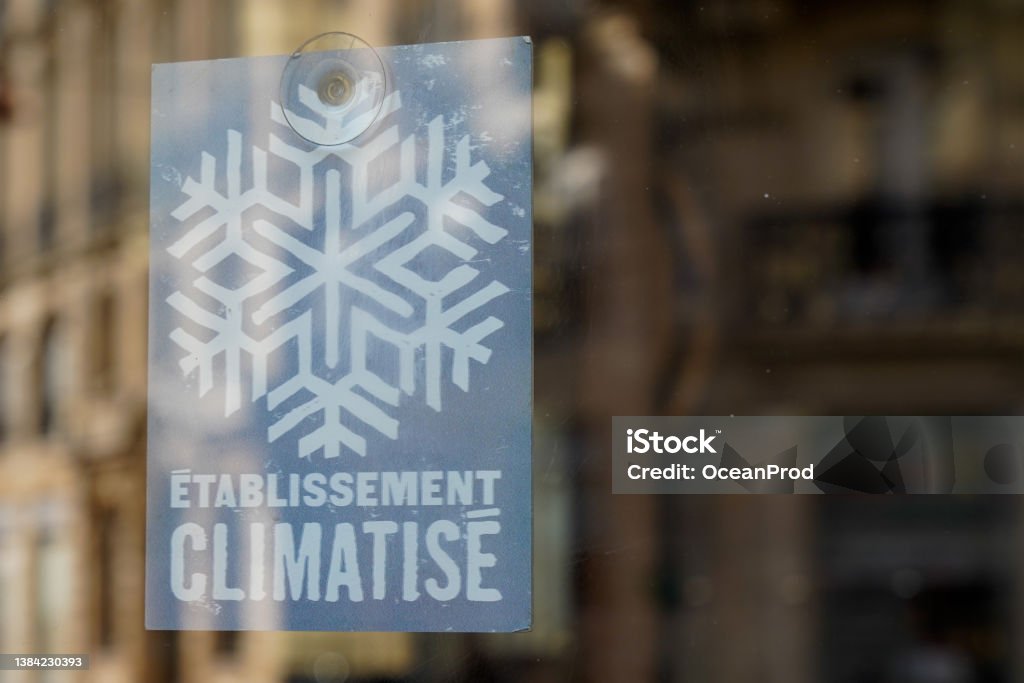 etablissement climatise french text on windows store means air-conditioned establishment shop panel information on facade boutique Air Conditioner Stock Photo