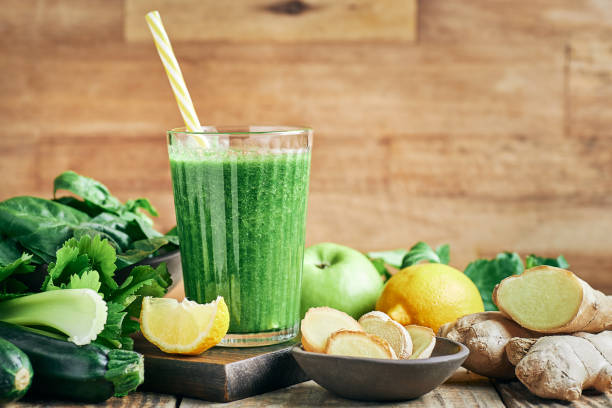 frullato detox vegano verde fresco con zenzero. - smoothie fruit juice healthy eating foto e immagini stock