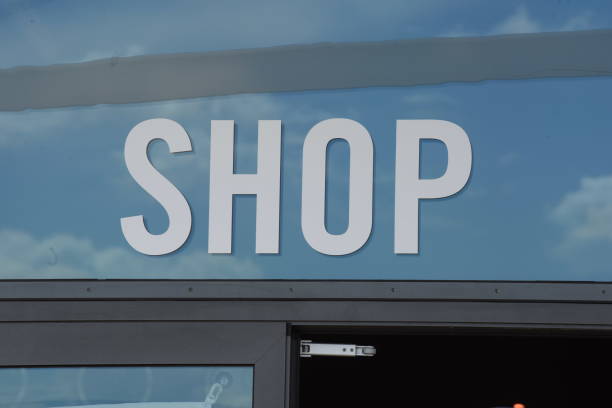 istock symbol for a shop or shopping mall 1384242739
