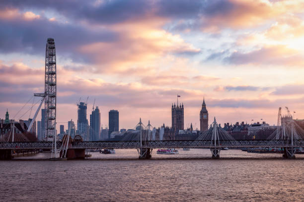 die skyline von london mit golden jubilee und westminster bridge - london england skyline big ben orange stock-fotos und bilder