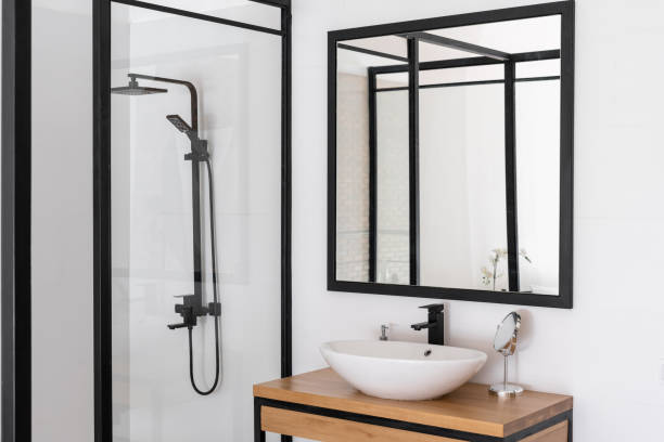 biała umywalka, lustro i prysznic w łazience - bathroom black faucet zdjęcia i obrazy z banku zdjęć