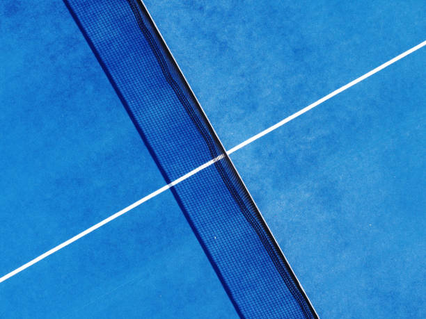 luftaufnahme eines netzes und eines teils eines paddle-tennisplatzes - court building stock-fotos und bilder