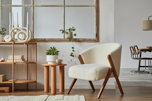 Elegante composición del interior de la sala de estar moderna con sillón frotte, cómoda de madera, mesa auxiliar y elegantes accesorios para el hogar. Home staging. Plantilla. Espacio de copia