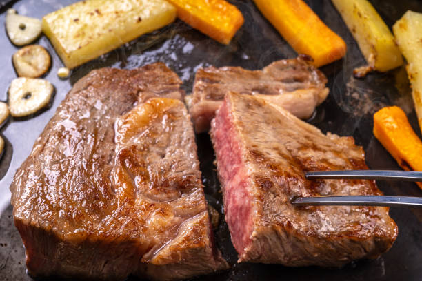 bake japanese black beef loin steak - teppan yaki imagens e fotografias de stock