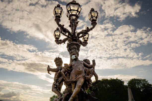 프랑스 파리의 가로등 포스트 - pont alexandre iii 뉴스 사진 이미지