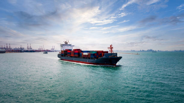 container ship transporting large cargo logistic import export goods internationally worldwide and shipping port background industry business service transportation by container ship in sea high angle view buque portacontenedores que transporta gran carga logística importación exportación de mercancías internacionalmente en todo el mundo y envío portuario antecedentes industria servicio comercial transporte por buque portacontenedores en vista de alto �