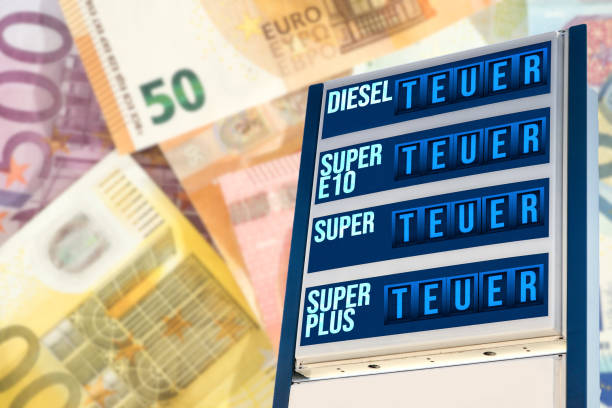 stacja benzynowa ze wskazaniem ceny drogie i banknoty euro - fuel efficiency zdjęcia i obrazy z banku zdjęć