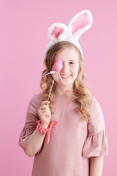 menina moderna feliz com longos cabelos loiros ondulados em rosa - rabbit ear antenna - fotografias e filmes do acervo